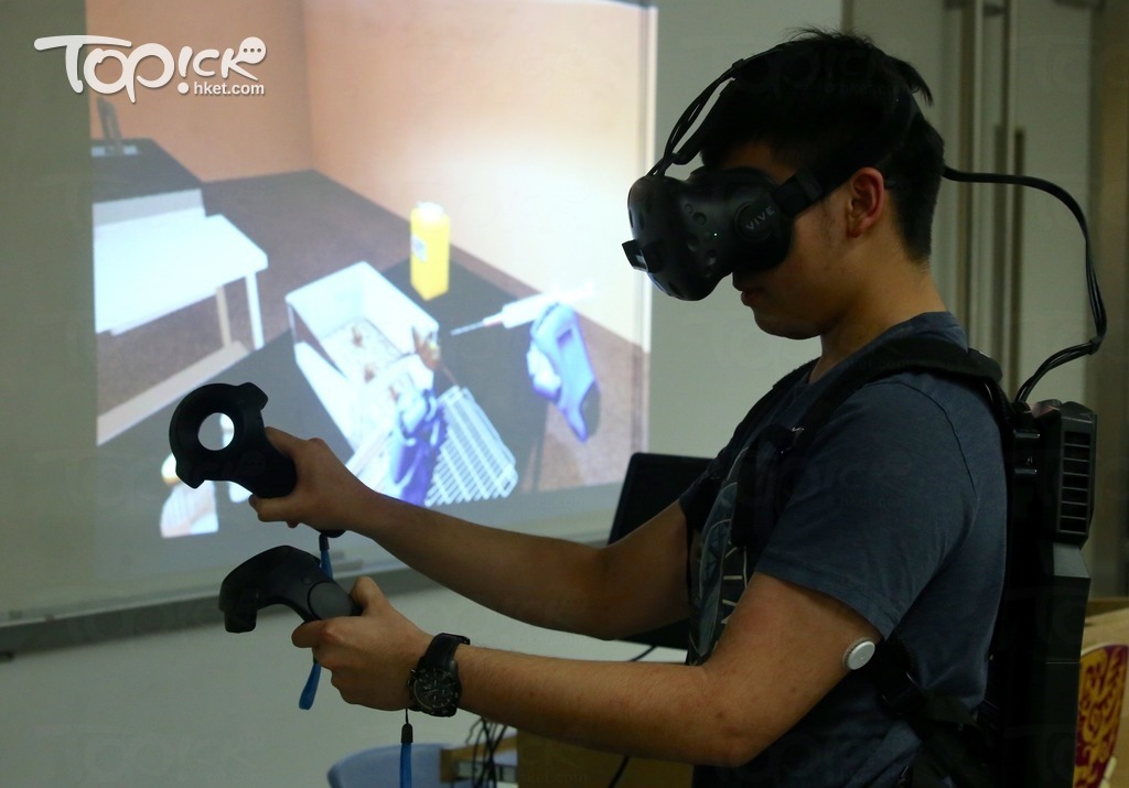課程會以VR技術，模擬在實驗室為老鼠打針的過程，讓學生有更貼近現實的學習體驗。（陳永康攝）
