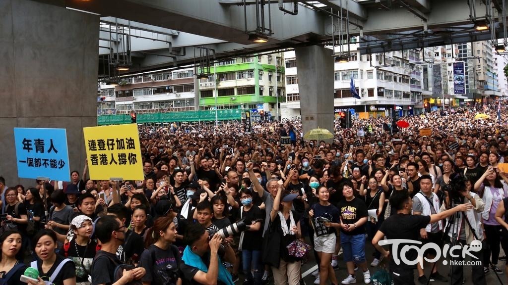 示威者佔據道路遊行，被內地旅客指阻礙購物。（陳靜儀攝）