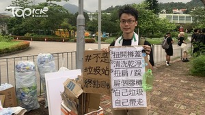 沙田區「不是垃圾站」負責人Martin指，在遊行隊伍中設立回收站是為宣揚回收信息。（王詠妍攝）