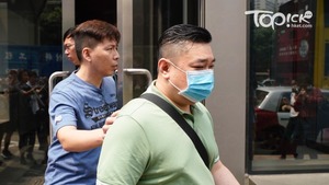 46歲的士司機（右）涉於九龍灣連儂牆毆打義工。（林宇翔攝）