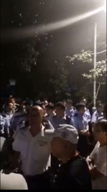八鄉指揮官李漢民拍其中一人膊頭，引起外界關注。（相片來源：影片截圖）