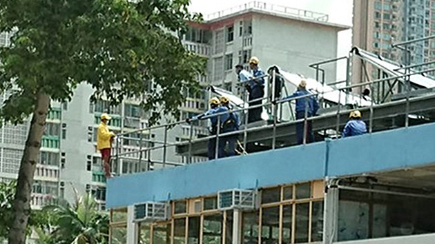 深水埗公園泳池一名救生員危站高處石壆邊，談判專家游說（網上圖片）