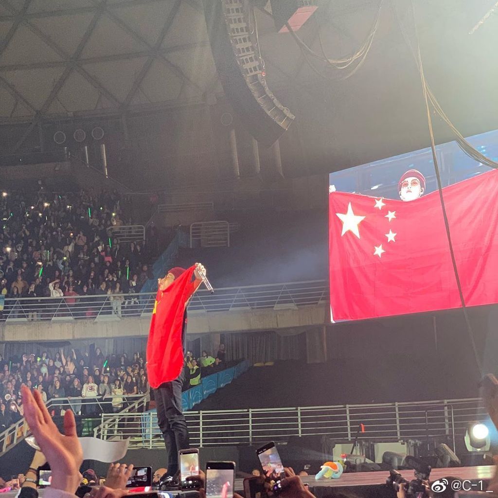 王嘉爾在演唱會上興奮展示中國國旗。（圖片來源：微博）