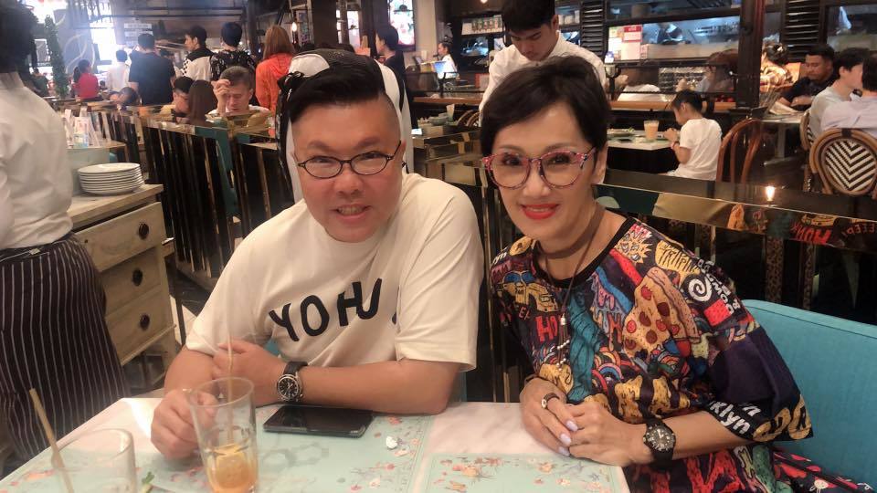 上月到泰國旅行。約胡慧沖食飯。(facebook圖)