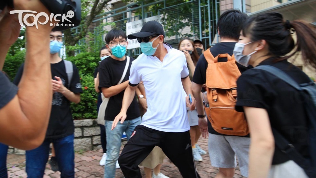被告鄧懷琛離開粉嶺法院，被大批支持反修例人士指罵。（陳靜儀攝）