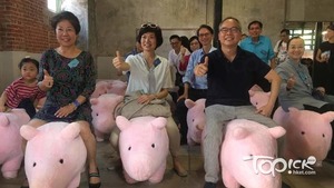 民政事務局局長劉江華（前排右一）及九龍城區多名社區代表，出席牛棚藝術公園開幕儀式。（吳卓峰攝）