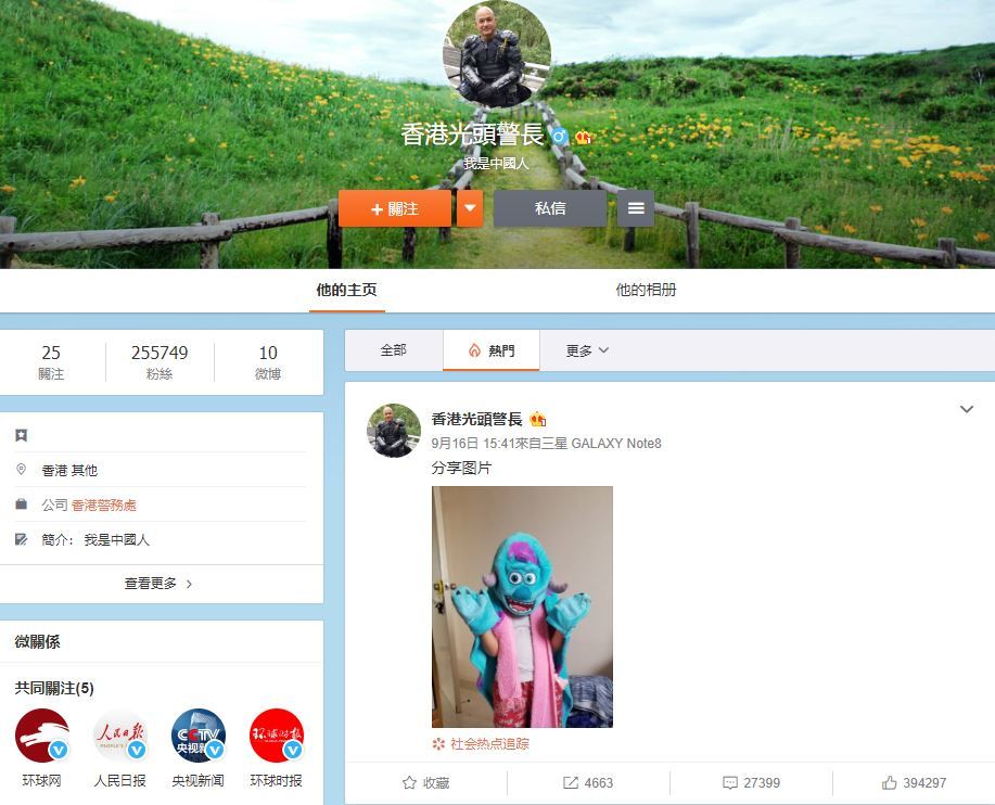 劉澤基發布的首條帖文則是一張女兒戴上玩偶面具的照片。（「香港光頭警長」微博）