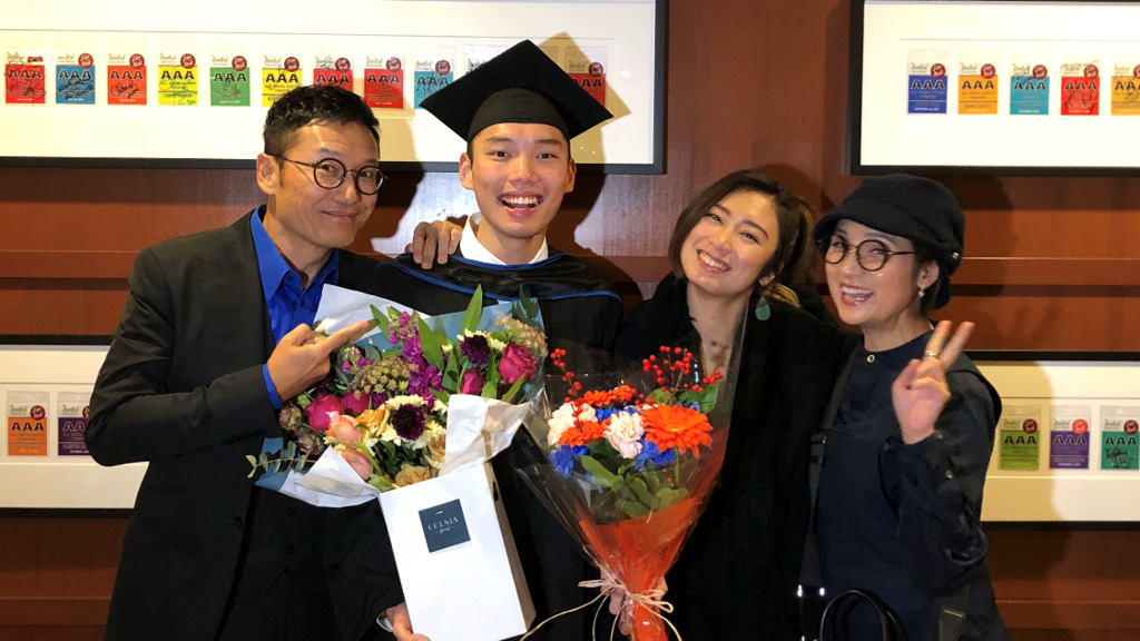 一家四口感情要好，去年細仔苗俊畢業，苗氏一家便去加拿大見證這重要時刻。(微博圖片)