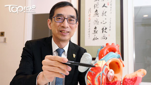 香港心臟專科學院前院長劉育港表示，約一半或以上突發心臟病事前沒有預警徵兆，一旦病發，若不能透過即時緊急通波仔或溶血劑開通血管，會迅速致命。（林宇翔攝）