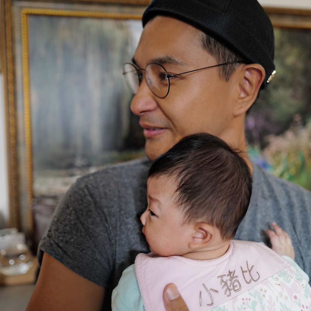 陳展鵬不用開工，便會親自照顧女兒。(IG圖)
