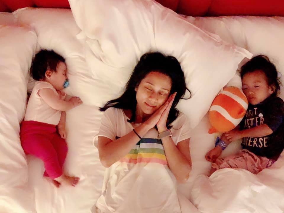張嘉兒日前帶兩女去澳門旅行，上載溫馨睡照。（張嘉兒IG圖片）