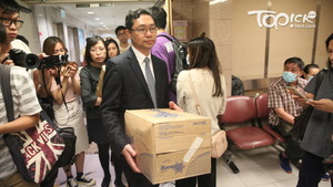被槍傷18歲男同學就讀學校的校長謝潤明和副校長到醫院探望。（曾秋文攝）