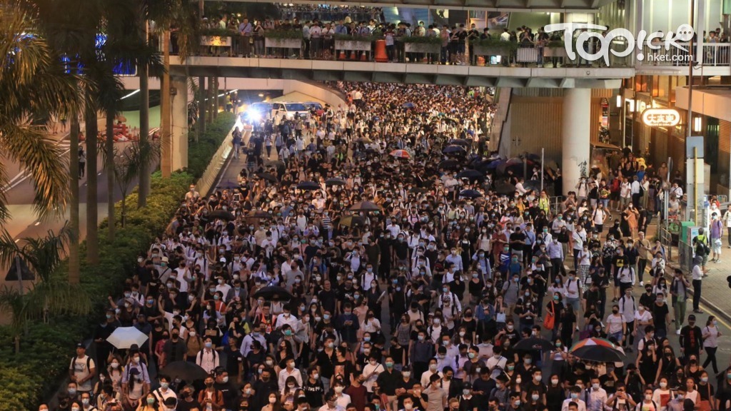 大批人士於中環集會，霸佔多條道路。(陳靜儀攝)