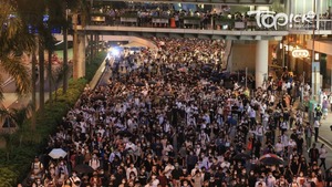 大批人士於中環集會，霸佔多條道路。(陳靜儀攝)
