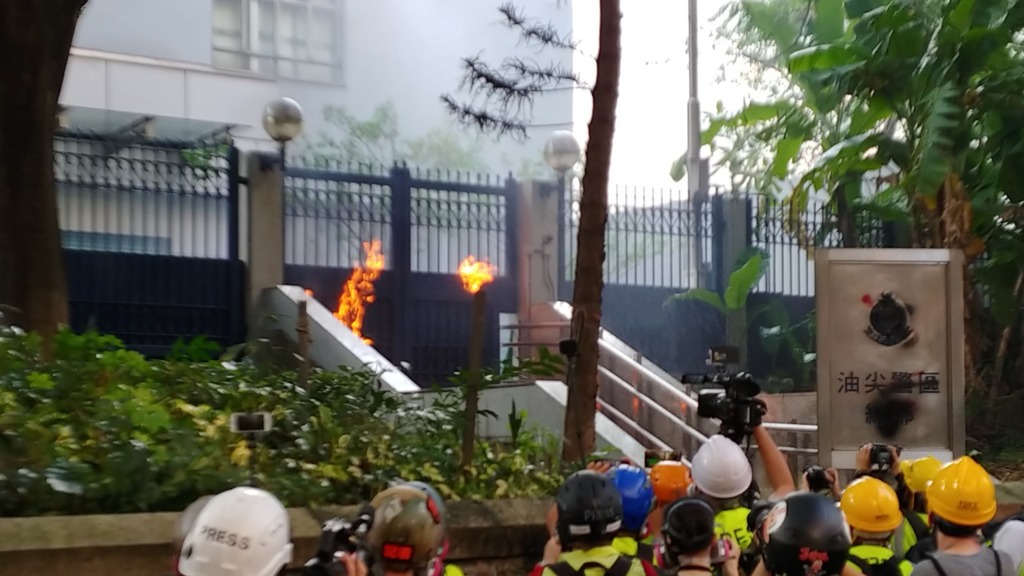 有示威者向尖沙咀警署投擲燃燒彈。（周禮希攝）