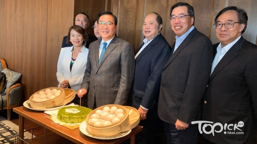 經民聯副主席林健鋒明日68歲生日，他與一眾黨友今日與傳媒午宴，並提早慶祝生日。（彭焯煒攝）