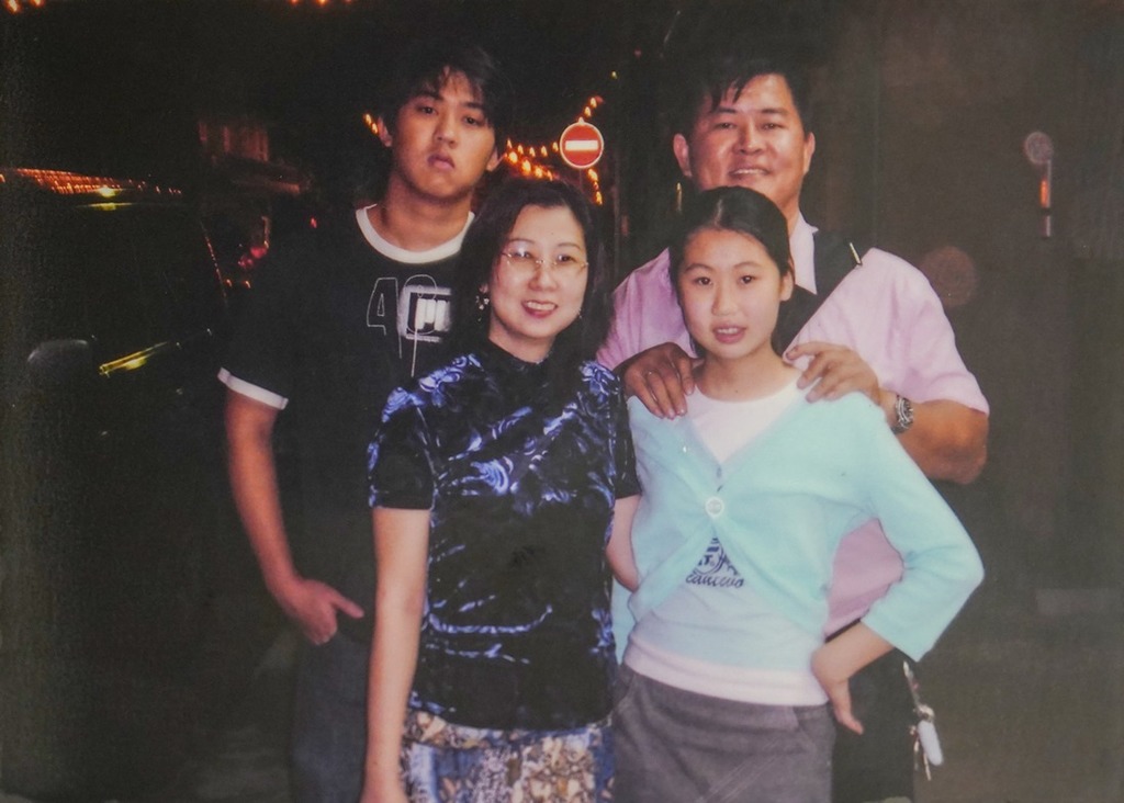 兒子（後左）和女兒（前右）出事時分別只有20歲和18歲。（照片由受訪者提供）