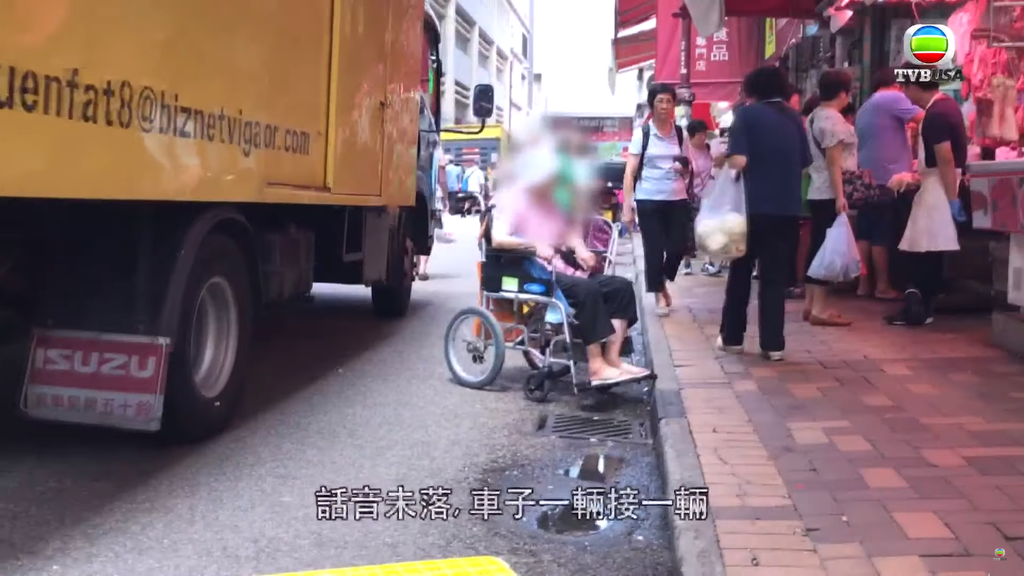 婆婆與車輛擦身而過。（影片截圖）