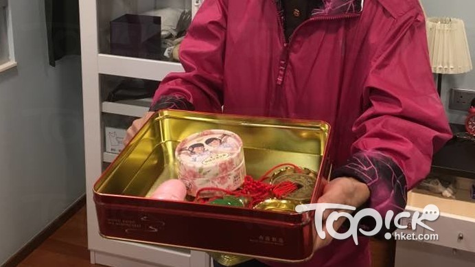 蓉蓉稱，認知障礙症患者記性差，或會把財物亂放，再諉過他人取走。她建議可把財物婉統一放在月餅罐內，時刻提醒患者收好。（吳卓峰攝）