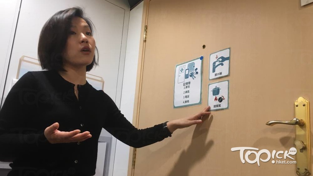 李惠婷建議，家門背面可貼出提示貼紙。（吳卓峰攝）