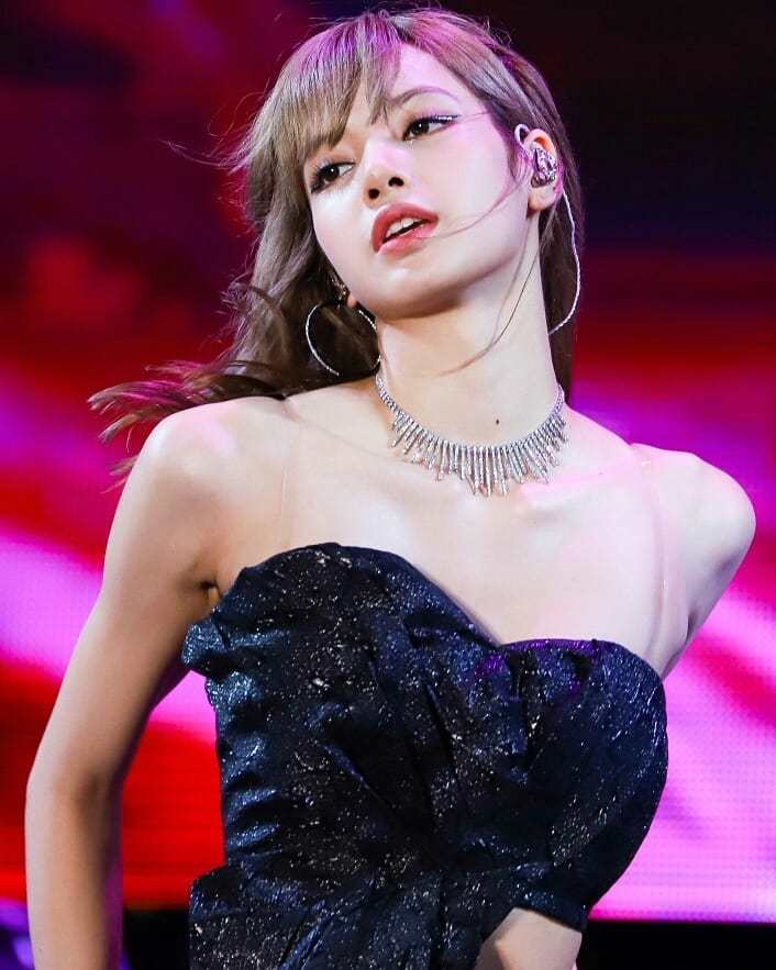韓國女團BLACKPINK的泰國成員Lisa繼續蟬聯冠軍寶座，其洋娃娃般精緻的蛋臉是大家最喜歡的，而且是隊中舞技最勁的一位，因此IG上擁有2,700萬的粉絲追蹤。（IG圖片）