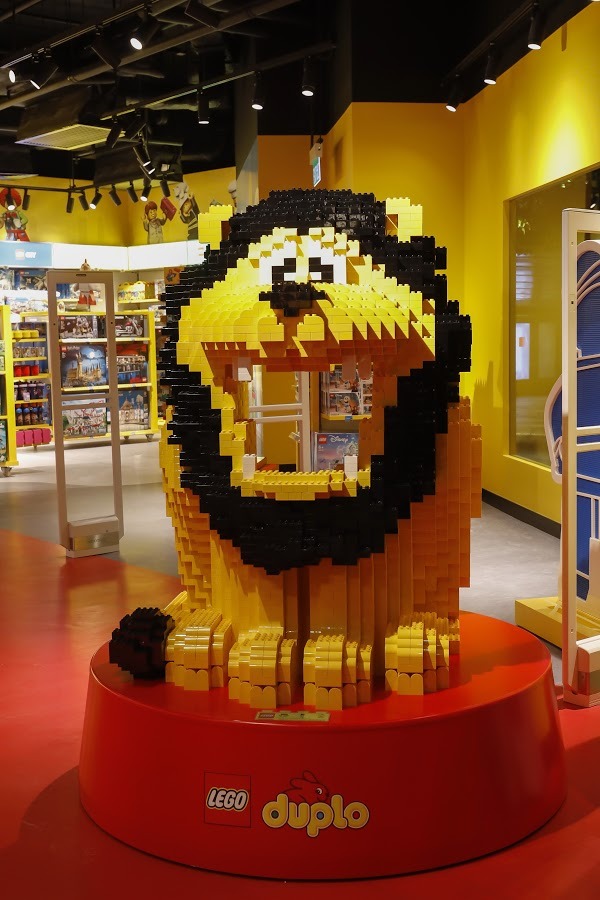 鎮店之寶「LEGO DUPLO獅子像」動用超過9,700塊LEGO積木砌成。（相片由香港樂高探索中心提供）