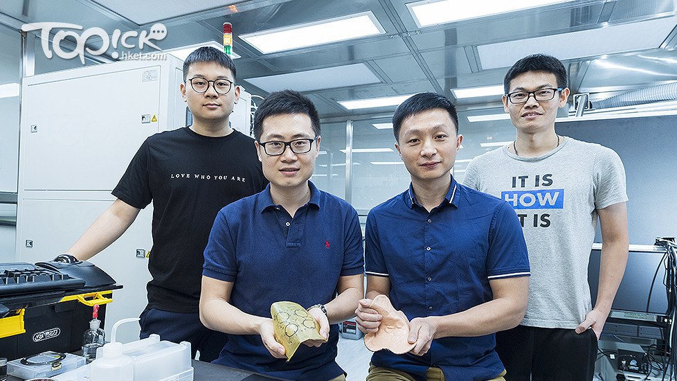研于欣格博士（前排左）表示，目標是研發出媲美真皮膚的電子皮膚。（城大提供圖片）