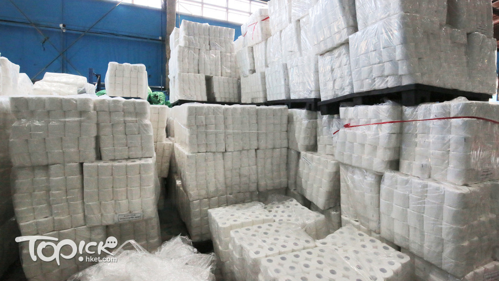 葉文琪託越南廠以辦公室廢紙製成再造廁紙，用鋁箔盒理論上可重造成啡色的廁紙。（陳國峰攝）