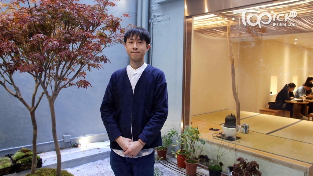  80後澳門茶師伍偉發無懼反修例風波，進軍中環，耗7位數字打造名牌茶店。2000呎舖位，最讓他驚喜的是有個小天井，可花心思打造成日本庭院，讓客人在樹下品茶。（陳永康攝）