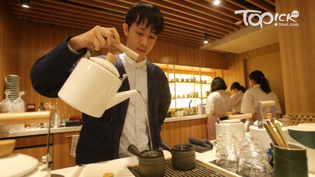 伍偉發指沖泡時水壺要提高，確保流水有一定衝力，茶味更濃。（陳永康攝）