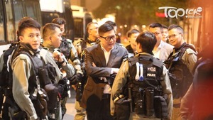警務處處長鄧炳強到尖沙咀巡視，並與防暴警交談。（陳國峰攝）