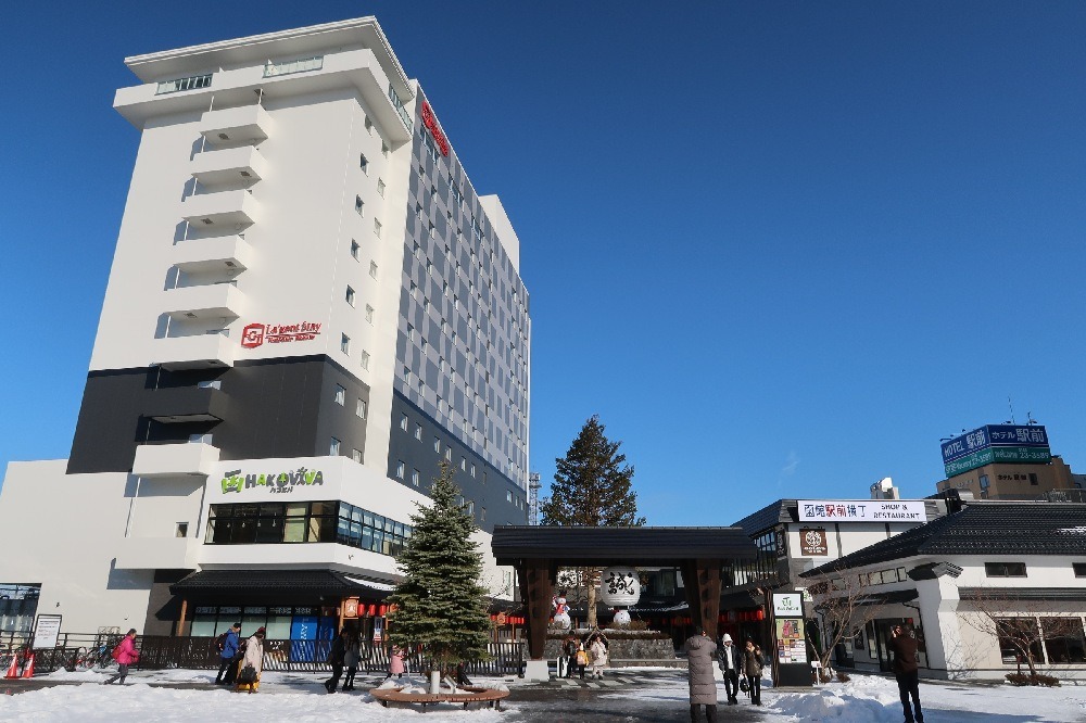 北海道函館全新複合式設施已於12月1日開業，位於JR站旁邊。（圖片來源：函館市公式觀光情報）