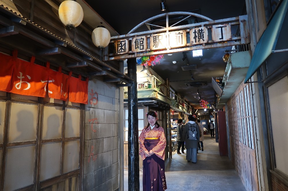 函館駅前橫丁陳設復古懷舊，打卡一流。（圖片來源：函館市公式觀光情報）