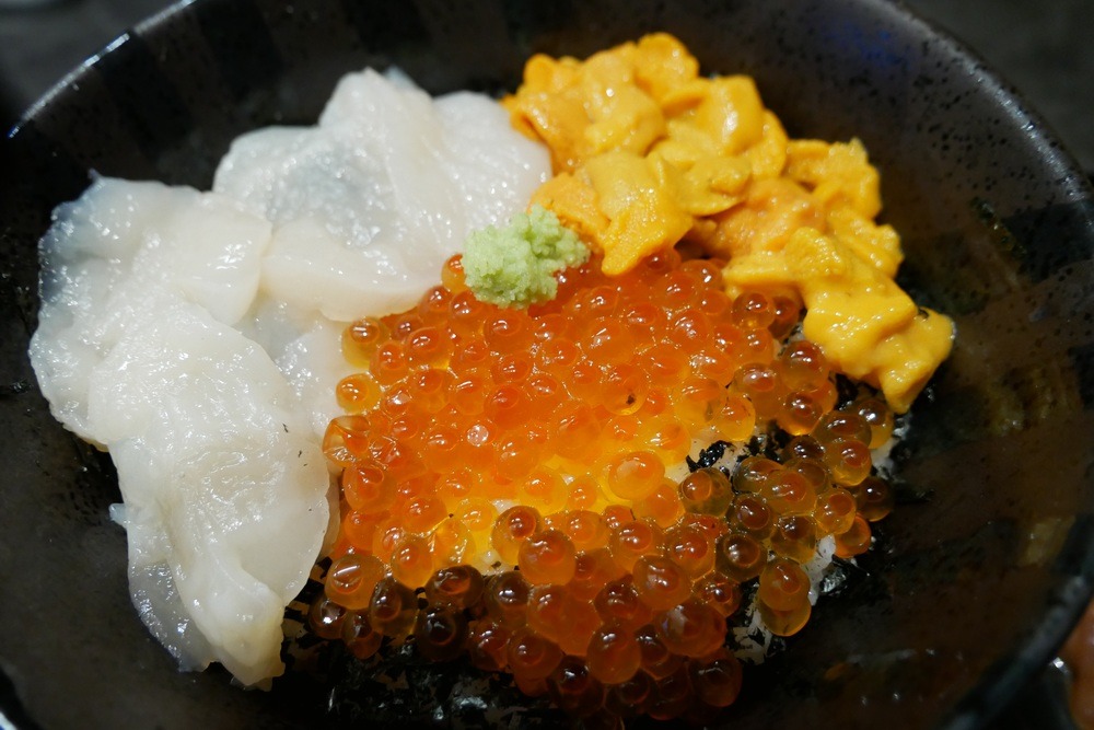 函館朝市海鮮有新鮮直送的海鮮丼，有當地盛產的帆立貝、海膽及三文魚子。（圖片來源：函館市公式觀光情報）