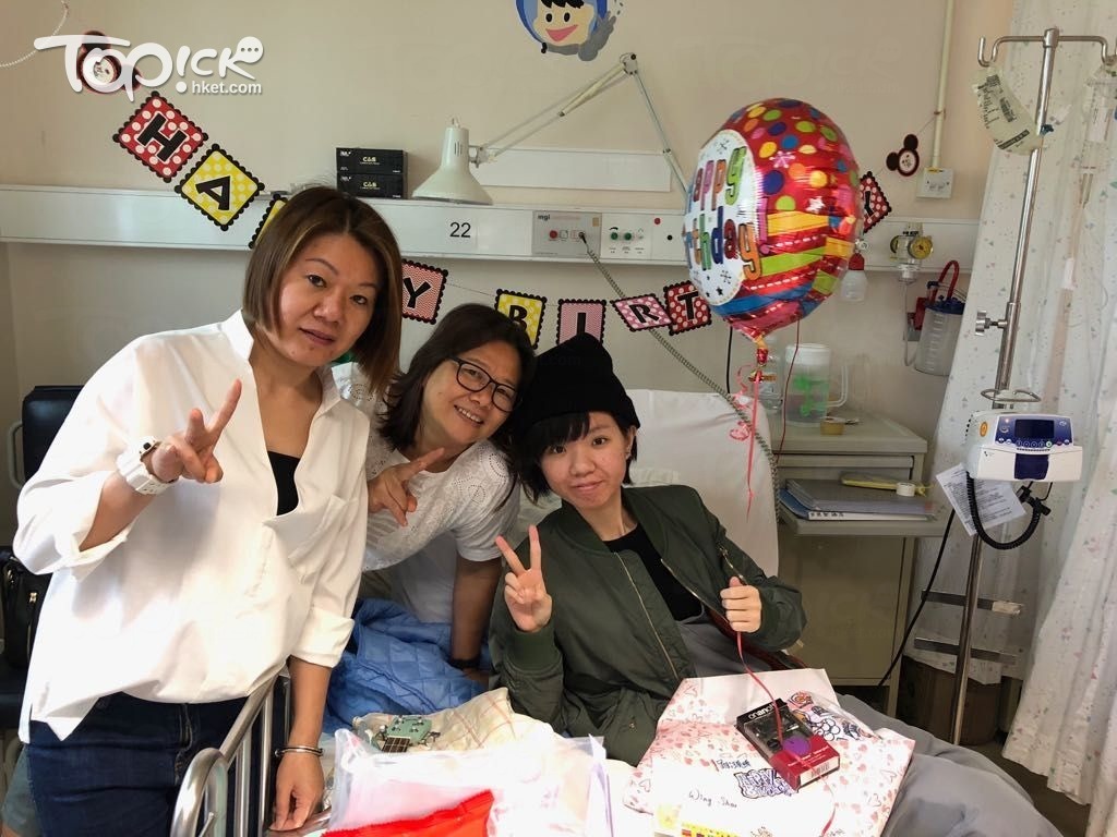 媽媽（左一）經常煲湯帶去醫院給女兒喝。泳珊慚愧地說，未報答父母，就已要他們照顧。（相片由受訪者提供）