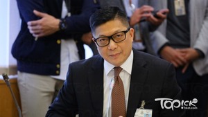 鄧炳強出席中西區區議會會議。（馮漢柱攝）