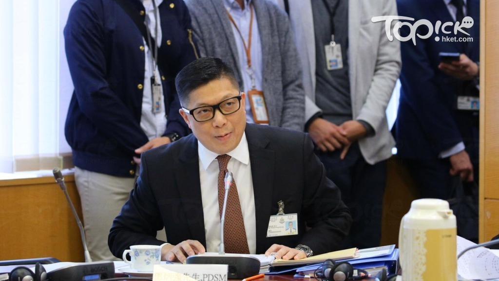 警務處處長鄧炳強今日出席區議會會議時，會上多名議員問及會否問責辭職。鄧炳強揚言，只有懼怕正義的人，才希望他辭職。（馮漢柱攝）