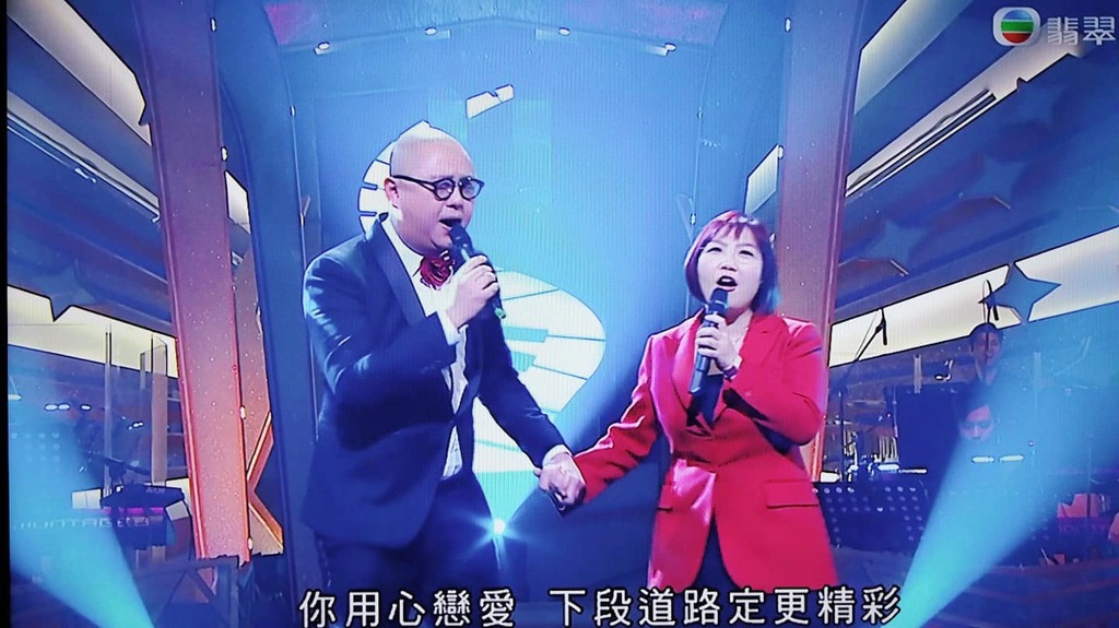二人合唱惹來回響。