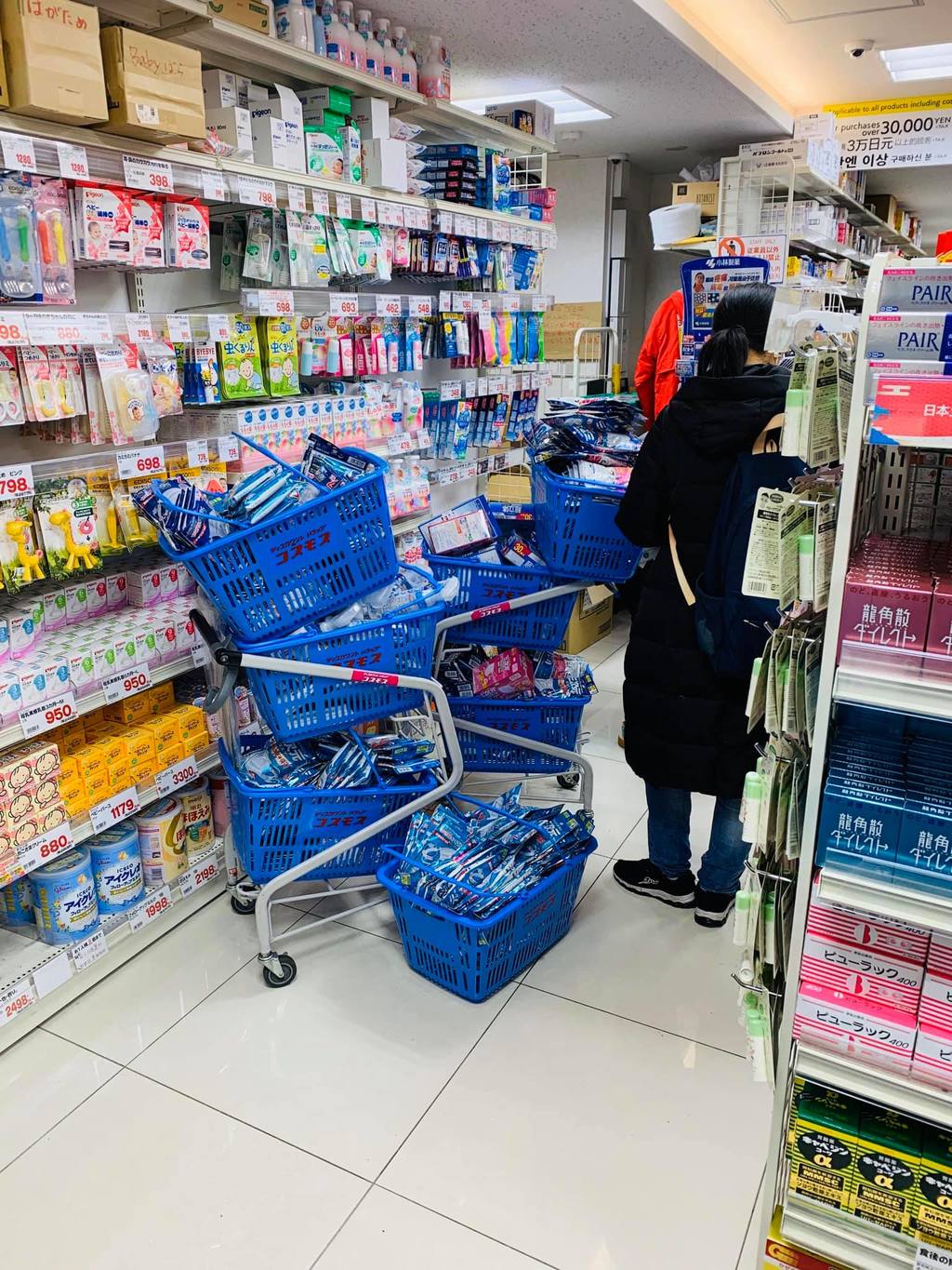 疑有內地人在日本藥妝店瘋搶口罩。（facebook群組：on9仔女同盟會 (on9限定)）