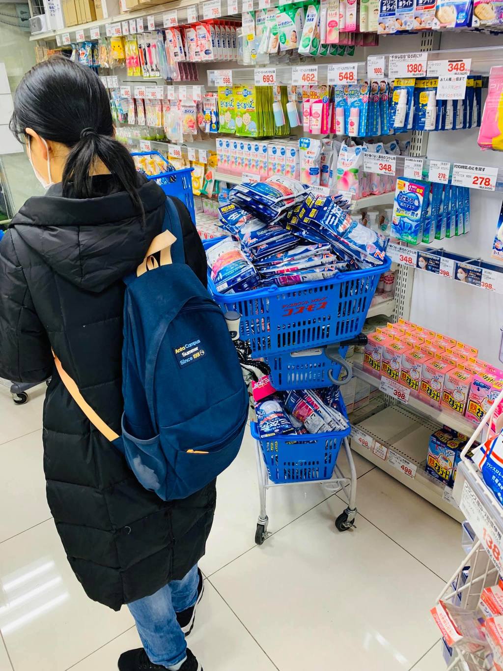 疑有內地人在日本藥妝店瘋搶口罩。（facebook群組：on9仔女同盟會 (on9限定)）