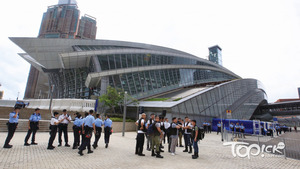 高鐵西九龍站現時有限度開放，來往內地與本港的即日車票亦停售。（陳靜儀攝）