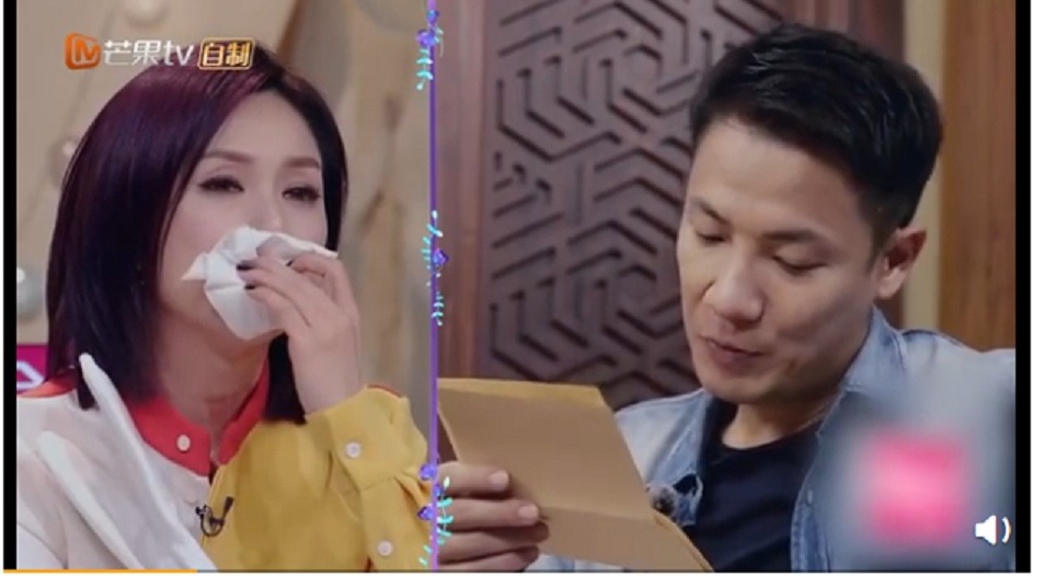 丁子高讀出妻子的情書。（影片截圖）