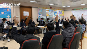 27名屯門民主派區議員需要在會議室外的電梯大堂召開會議。 （劉螢諭攝）