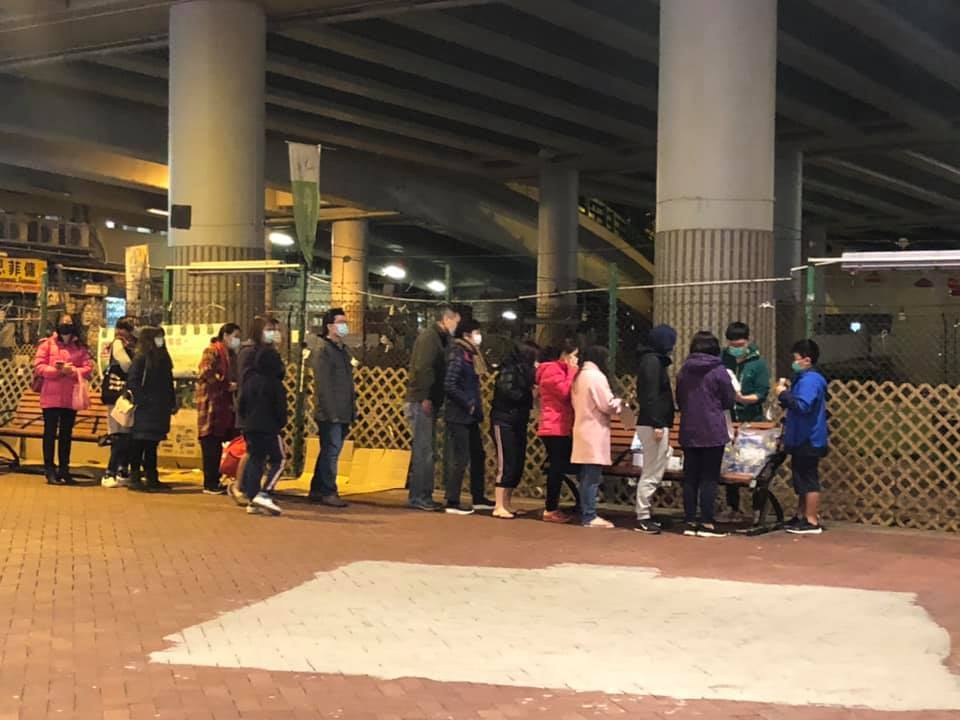 黃姓父子於美孚免費派發從日本帶回來的口罩。（圖片來源：Facebook）