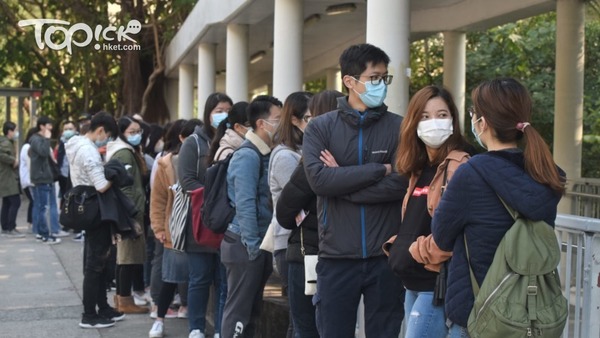 醫管局員工陣線發起罷工，大批參與人士到瑪嘉烈醫院外登記。（曾耀輝攝）