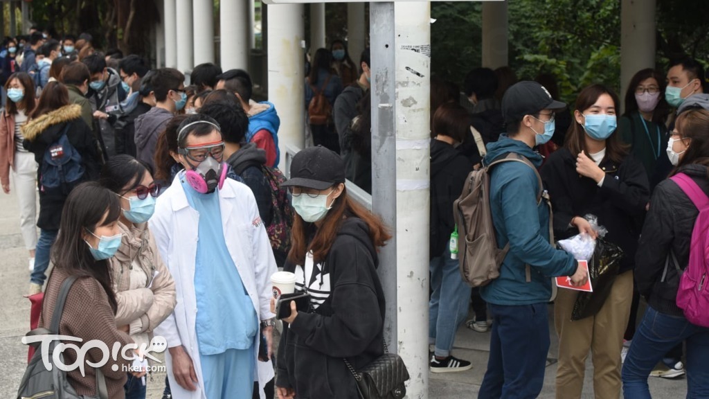 大批罷工參與人士到瑪嘉烈醫院外登記。（曾耀輝攝）