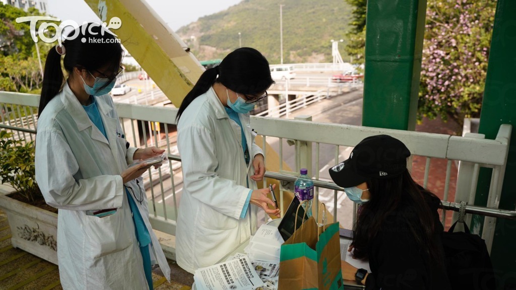 罷工醫護到其中一個醫院聯網的醫院門外街站簽到。（梁偉榮攝）