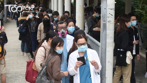 醫管局員工陣線發起罷工，已有大批參與人士，到瑪嘉烈醫院外登記。（曾耀輝攝)