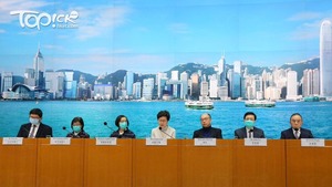 林鄭月娥今日出席記者會時，與部份官員一樣未有佩戴口罩。（馮漢柱攝）