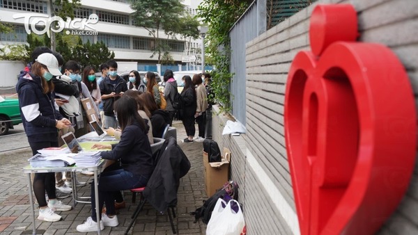 醫護罷工踏入第二日，威院外有約200名醫護排隊簽到。（林宇翔攝）